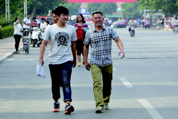 2015年高考结束 聊城考点学生淡定走出考场心