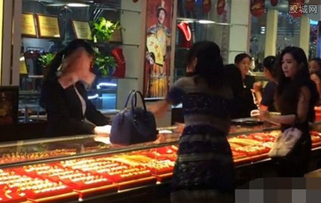 女土豪金店发飙    根据民众拍摄的影片,女子不满地拍桌呛服务员
