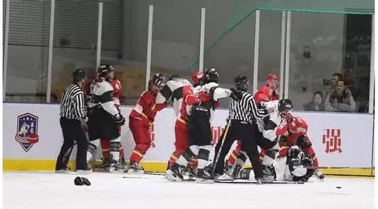 中国冰球小将暴揍韩国队员视频 中韩冰球斗殴