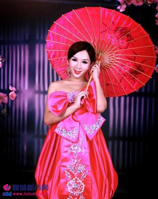叶紫涵同样是内地非常有名的反串演员,单看照片的话完全看不出他是图片