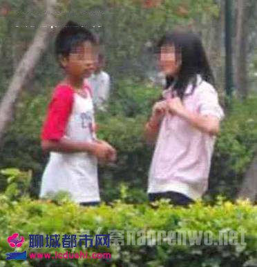 竟然一起进了女公厕       现在的的小学生是真的早熟,这从图片上看真