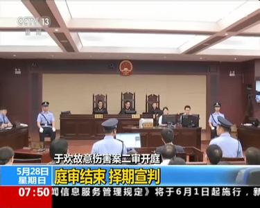 22时13分(监控显示),一辆警车抵达源大工贸,民警下车进入办公楼.